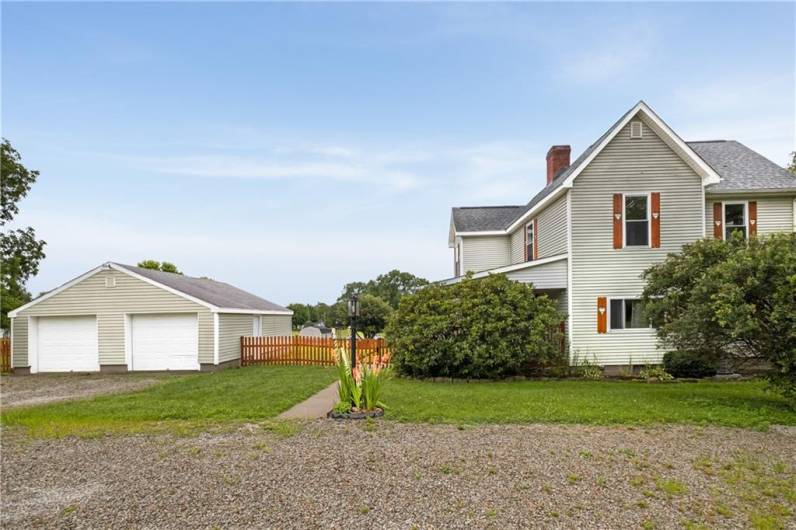 Side view~ this home has approx 1850 sq ft  of living space.  BRAND NEW FURNACE AND AIR CONDITIONING* NEWER ROOF