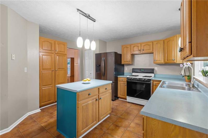 951 Castlegate Cir, Greensburg, PA 15601, 4 Bedrooms Bedrooms, 10 Rooms Rooms,2.1 BathroomsBathrooms,Residential,For Sale,Castlegate Cir,0,1711683