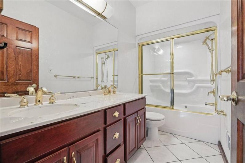 120 Canterbury Ln, McMurray, PA 15317, 3 Bedrooms Bedrooms, 11 Rooms Rooms,3 BathroomsBathrooms,Residential,For Sale,Canterbury Ln,1711708