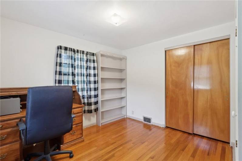 4th Bedroom with large coset