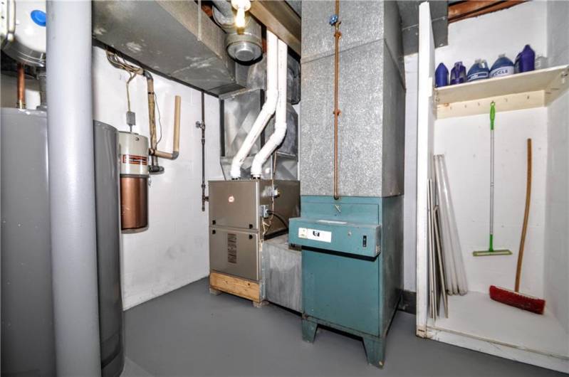 Newer Furnace, Hot Water Tank & A/C plus a Central Vac System!
