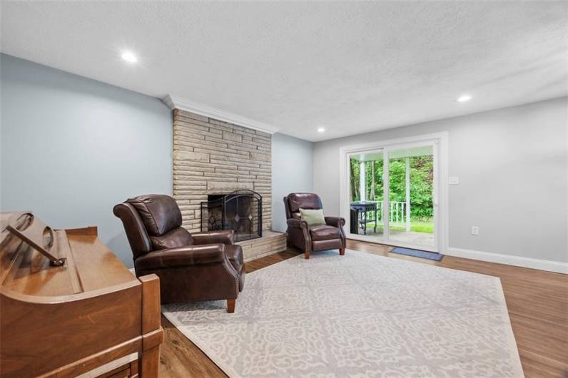 215 Edgewood Dr, Canonsburg, PA 15317, 4 Bedrooms Bedrooms, 9 Rooms Rooms,2.1 BathroomsBathrooms,Residential,For Sale,Edgewood Dr,1711747