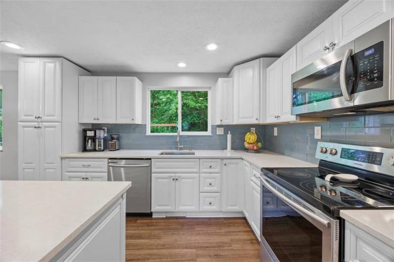 215 Edgewood Dr, Canonsburg, PA 15317, 4 Bedrooms Bedrooms, 9 Rooms Rooms,2.1 BathroomsBathrooms,Residential,For Sale,Edgewood Dr,1711747