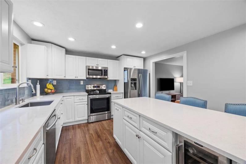 215 Edgewood Dr, Canonsburg, PA 15317, 4 Bedrooms Bedrooms, 9 Rooms Rooms,2.1 BathroomsBathrooms,Residential,For Sale,Edgewood Dr,1711747