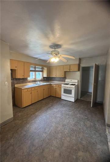 842 Cedar Ave, Sharon, PA 16146, 4 Bedrooms Bedrooms, 8 Rooms Rooms,1.1 BathroomsBathrooms,Residential,For Sale,Cedar Ave,0,1711798