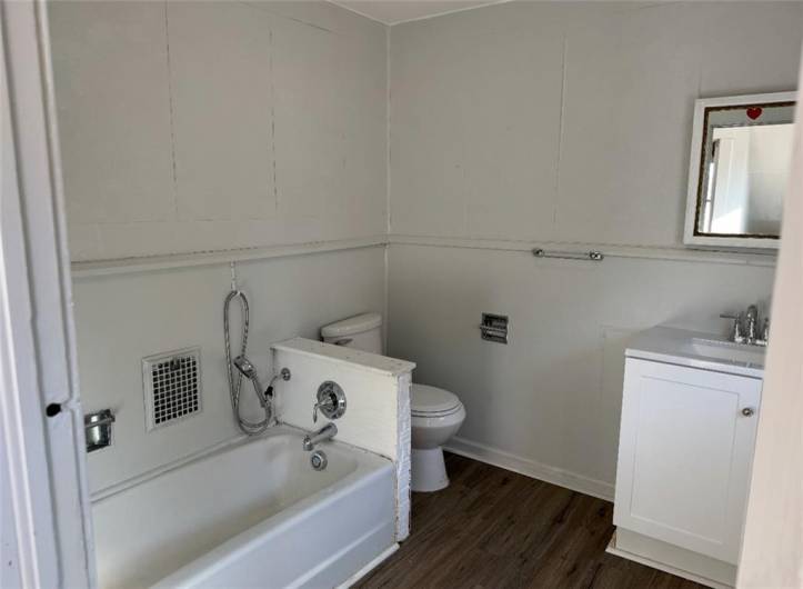 655 Spruce Ave, Sharon, PA 16146, 3 Bedrooms Bedrooms, ,1 BathroomBathrooms,Residential,For Sale,Spruce Ave,0,1711845