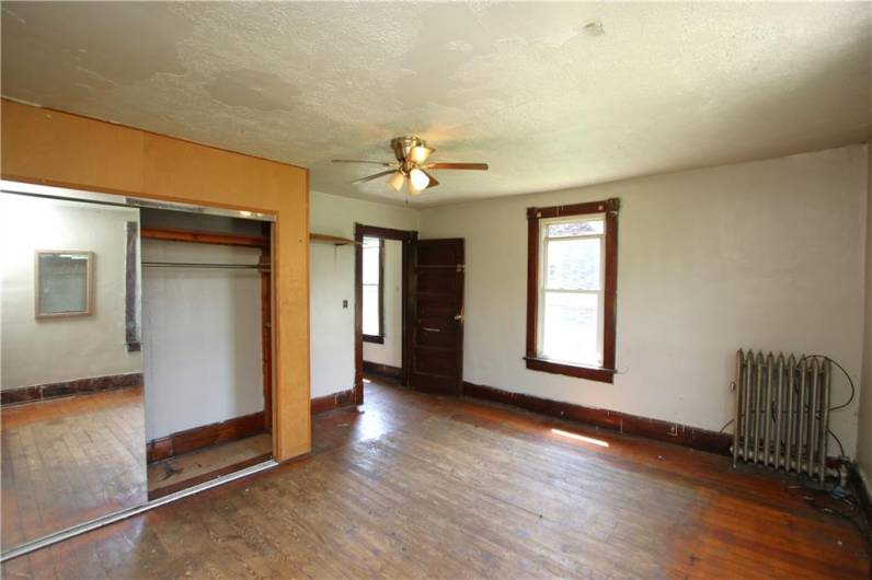 Big 15x14 Master Bedroom w/ Mirrored Closet