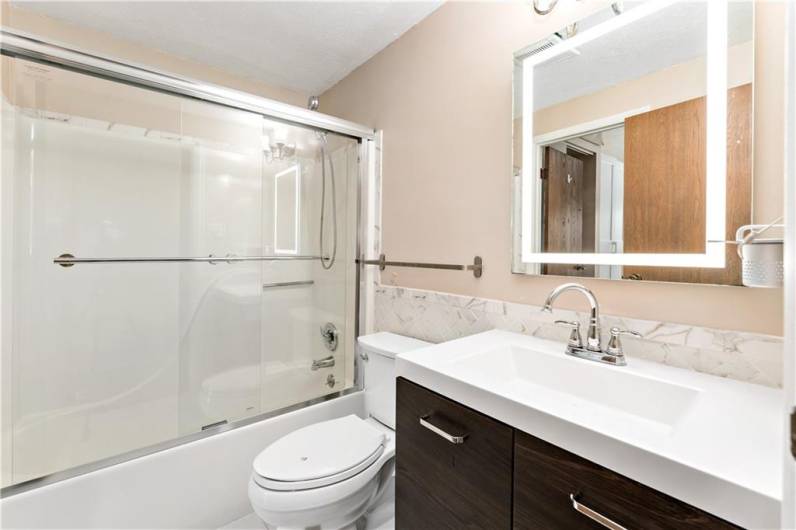 Upstairs Shared Bathroom with Primary Bed and Halway Entrance