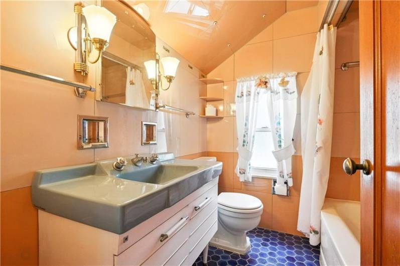 6 GARDEN TERRACE, Pittsburgh, PA 15221, 2 Bedrooms Bedrooms, 8 Rooms Rooms,2 BathroomsBathrooms,Residential,For Sale,GARDEN TERRACE,0,1711450