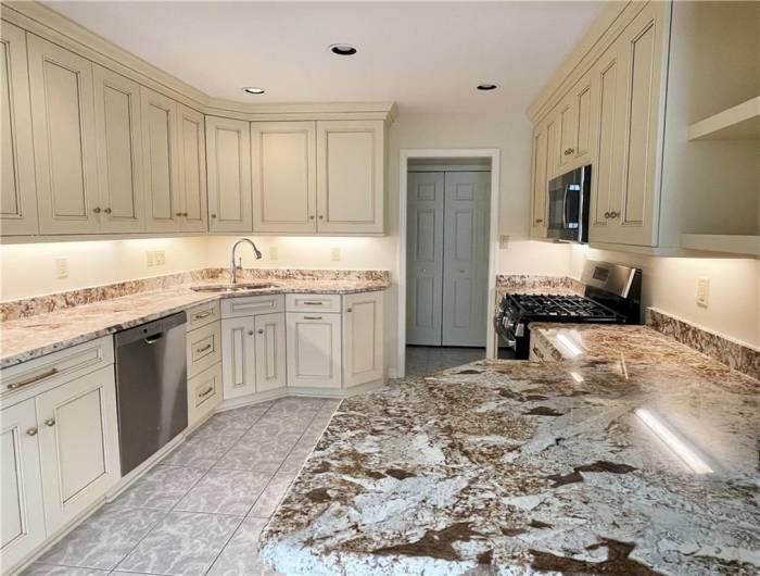 250 PORTMAN LANE, Bridgeville, PA 15017, 3 Bedrooms Bedrooms, 11 Rooms Rooms,3.1 BathroomsBathrooms,Residential,For Sale,PORTMAN LANE,0,1711507