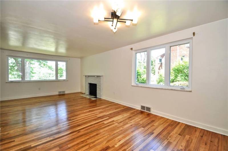 1004 Old Washington Rd, Canonsburg, PA 15317, 3 Bedrooms Bedrooms, 9 Rooms Rooms,2 BathroomsBathrooms,Residential,For Sale,Old Washington Rd,0,1711535