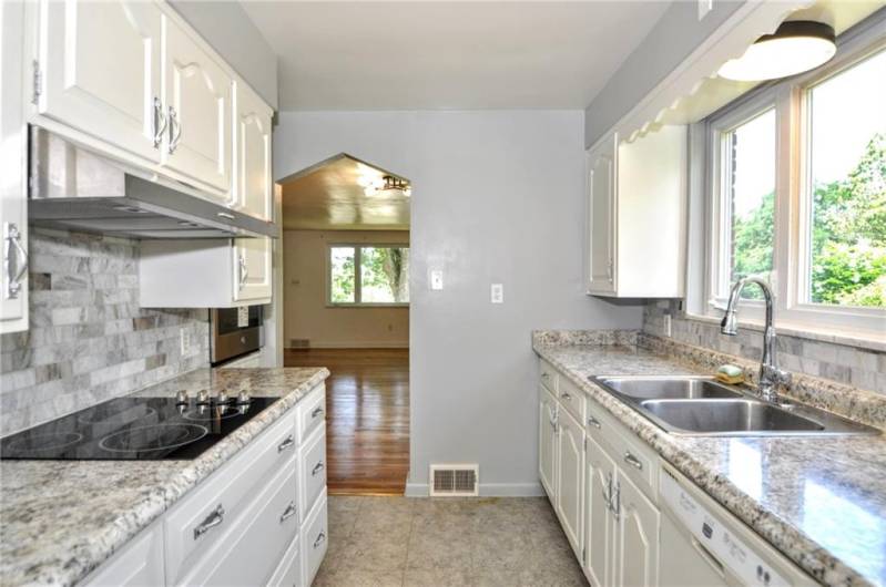 1004 Old Washington Rd, Canonsburg, PA 15317, 3 Bedrooms Bedrooms, 9 Rooms Rooms,2 BathroomsBathrooms,Residential,For Sale,Old Washington Rd,0,1711535