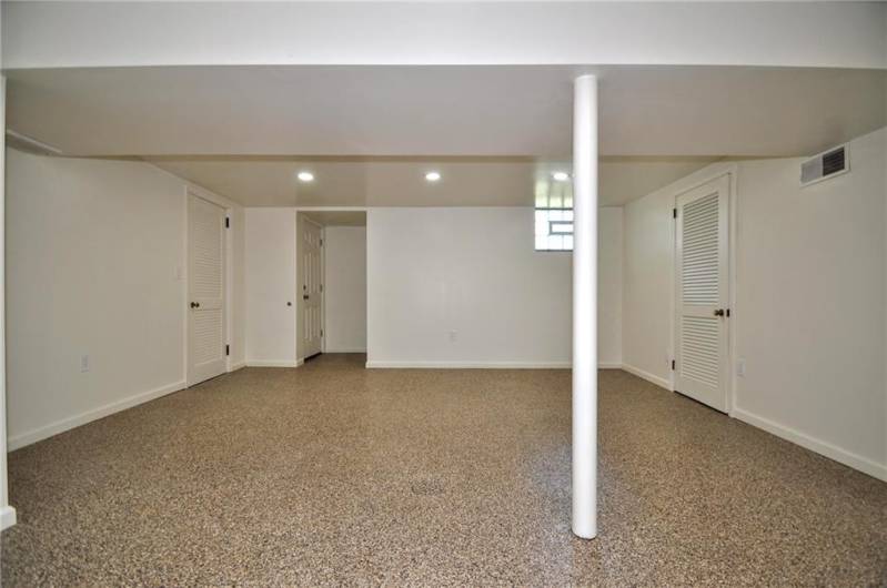 1004 Old Washington Rd, Canonsburg, PA 15317, 3 Bedrooms Bedrooms, 9 Rooms Rooms,2 BathroomsBathrooms,Residential,For Sale,Old Washington Rd,0,1711535