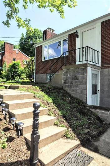 1004 Old Washington Rd, Canonsburg, PA 15317, 3 Bedrooms Bedrooms, 9 Rooms Rooms,2 BathroomsBathrooms,Residential,For Sale,Old Washington Rd,0,1711535