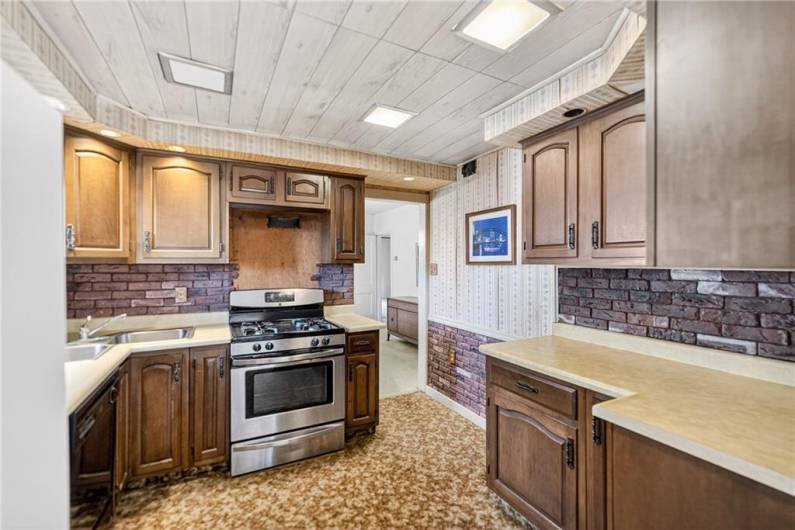 214 Bronx Ave, Pittsburgh, PA 15229, 2 Bedrooms Bedrooms, 6 Rooms Rooms,2 BathroomsBathrooms,Residential,For Sale,Bronx Ave,0,1711652