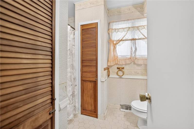 214 Bronx Ave, Pittsburgh, PA 15229, 2 Bedrooms Bedrooms, 6 Rooms Rooms,2 BathroomsBathrooms,Residential,For Sale,Bronx Ave,0,1711652