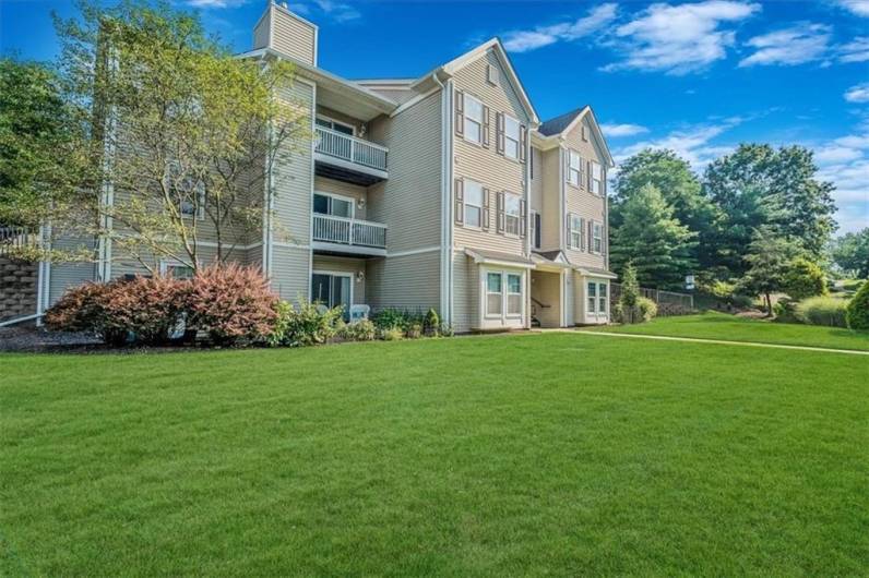 5002 Lenox Oval, Pittsburgh, PA 15237, 2 Bedrooms Bedrooms, 7 Rooms Rooms,2 BathroomsBathrooms,Residential,For Sale,Lenox Oval,0,1711796