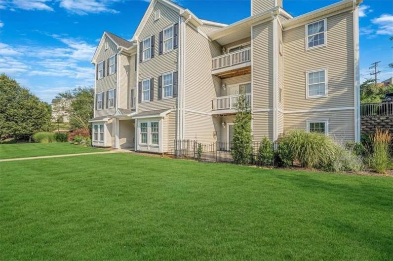 5002 Lenox Oval, Pittsburgh, PA 15237, 2 Bedrooms Bedrooms, 7 Rooms Rooms,2 BathroomsBathrooms,Residential,For Sale,Lenox Oval,0,1711796