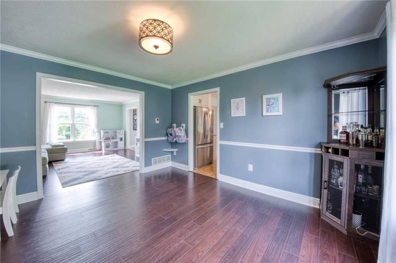 Seperate dining area/bonus room off of kitchen!