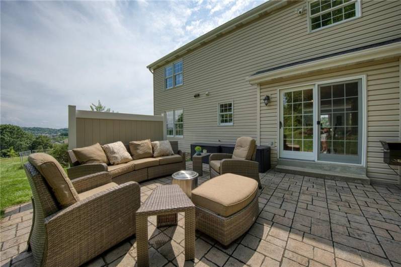 PRIVATE patio off eat in kitchen area!