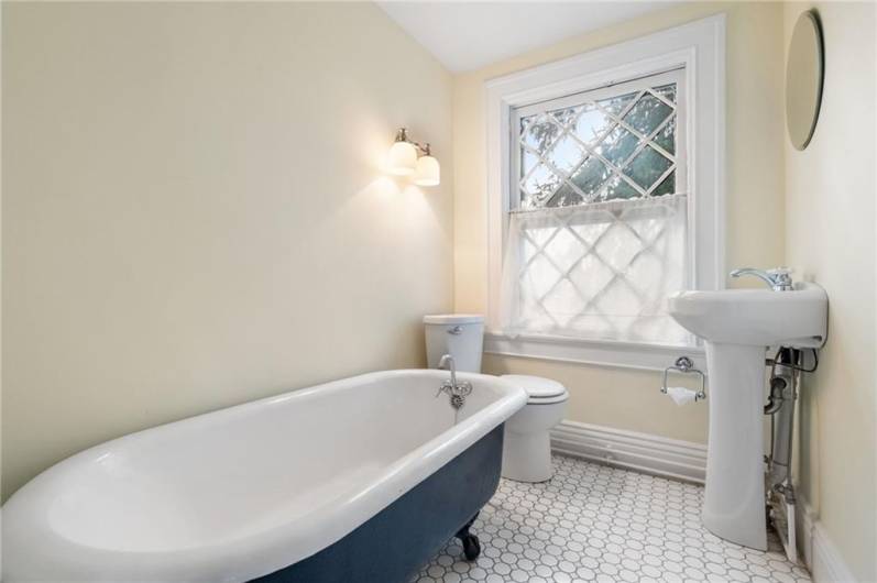5575 Hampton St, Pittsburgh, PA 15206, 6 Bedrooms Bedrooms, 11 Rooms Rooms,3.1 BathroomsBathrooms,Residential,For Sale,Hampton St,0,1688338