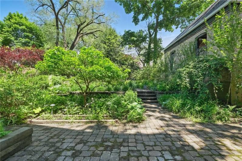 5575 Hampton St, Pittsburgh, PA 15206, 6 Bedrooms Bedrooms, 11 Rooms Rooms,3.1 BathroomsBathrooms,Residential,For Sale,Hampton St,0,1688338