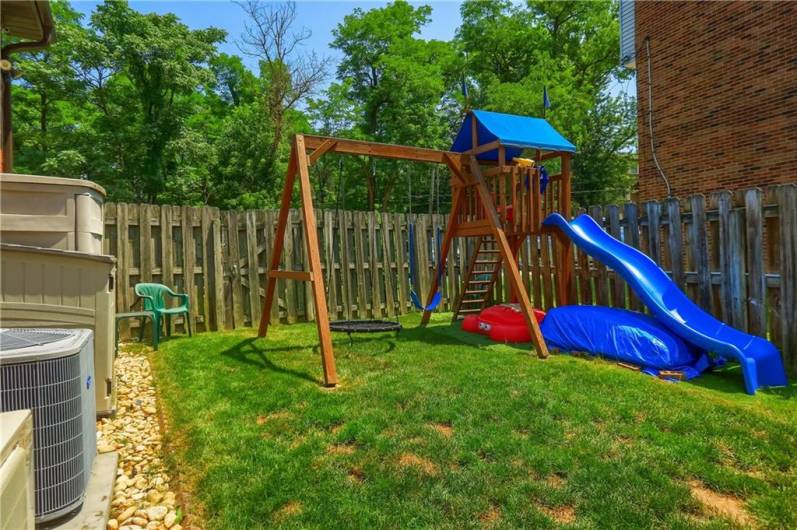 258 Locust Ridge Dr, Pittsburgh, PA 15209, 3 Bedrooms Bedrooms, 9 Rooms Rooms,2.1 BathroomsBathrooms,Residential,For Sale,Locust Ridge Dr,0,1710853