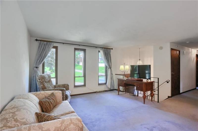 258 Locust Ridge Dr, Pittsburgh, PA 15209, 3 Bedrooms Bedrooms, 9 Rooms Rooms,2.1 BathroomsBathrooms,Residential,For Sale,Locust Ridge Dr,0,1710853