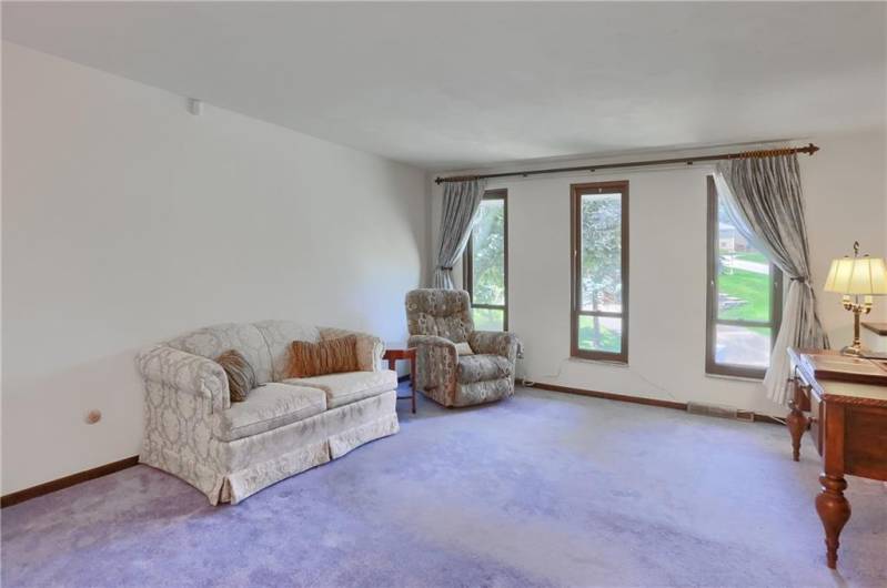 258 Locust Ridge Dr, Pittsburgh, PA 15209, 3 Bedrooms Bedrooms, 9 Rooms Rooms,2.1 BathroomsBathrooms,Residential,For Sale,Locust Ridge Dr,0,1710853