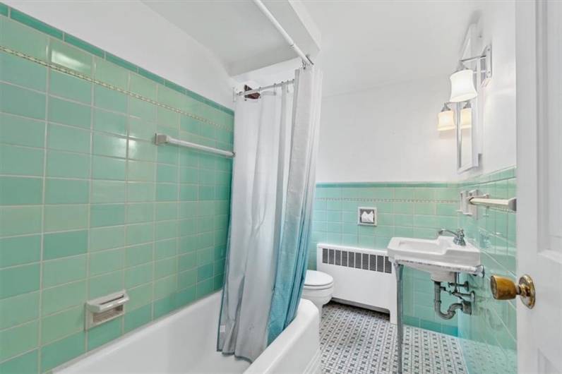 200 Crestmont Rd, Pittsburgh, PA 15237, 4 Bedrooms Bedrooms, 10 Rooms Rooms,2.1 BathroomsBathrooms,Residential,For Sale,Crestmont Rd,0,1711666