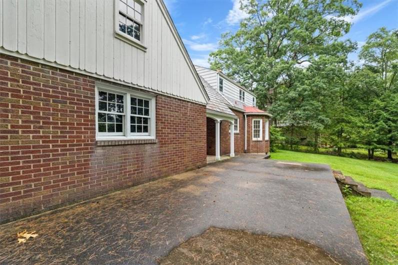200 Crestmont Rd, Pittsburgh, PA 15237, 4 Bedrooms Bedrooms, 10 Rooms Rooms,2.1 BathroomsBathrooms,Residential,For Sale,Crestmont Rd,0,1711666