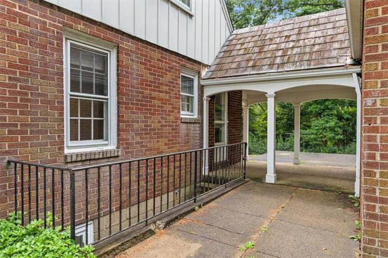 200 Crestmont Rd, Pittsburgh, PA 15237, 4 Bedrooms Bedrooms, 10 Rooms Rooms,2.1 BathroomsBathrooms,Residential,For Sale,Crestmont Rd,0,1711666