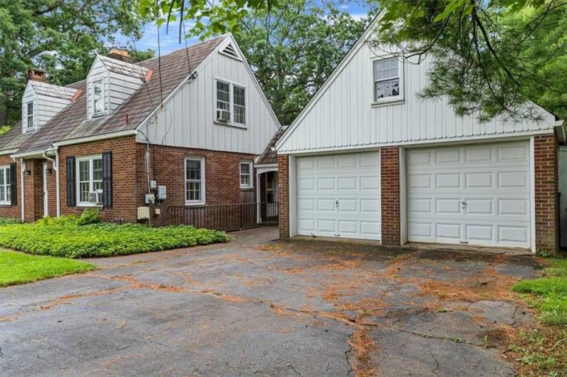 200 Crestmont Rd, Pittsburgh, PA 15237, 4 Bedrooms Bedrooms, 10 Rooms Rooms,2.1 BathroomsBathrooms,Residential,For Sale,Crestmont Rd,0,1711666