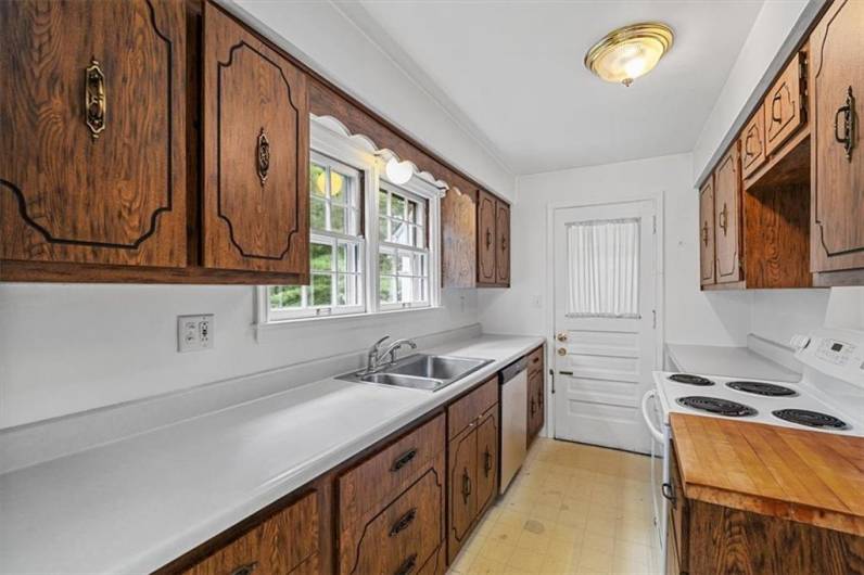 200 Crestmont Rd, Pittsburgh, PA 15237, 4 Bedrooms Bedrooms, 10 Rooms Rooms,2.1 BathroomsBathrooms,Residential,For Sale,Crestmont Rd,0,1711666
