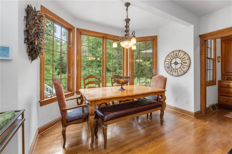 Sitting in a bright nook, you'll enjoy a relaxed breakfast, a snack at mid-day and/or a comforting dinner in the eating area of the kitchen.