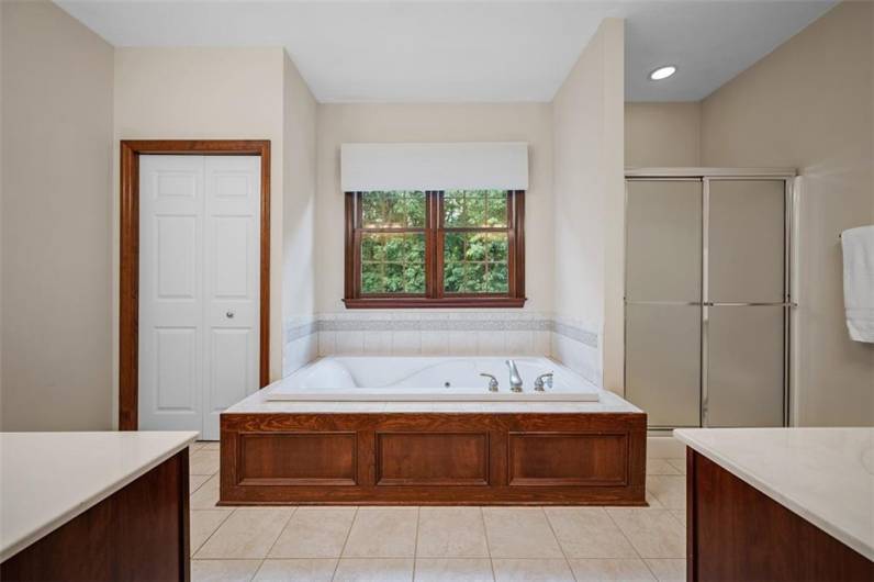247 Erin Drive, Cranberry Township, PA 16066, 4 Bedrooms Bedrooms, 10 Rooms Rooms,3.1 BathroomsBathrooms,Residential,For Sale,Erin Drive,0,1711700