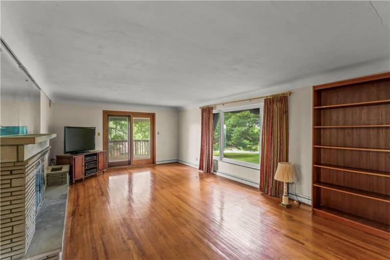 Living Room 150 Lakeview Drive