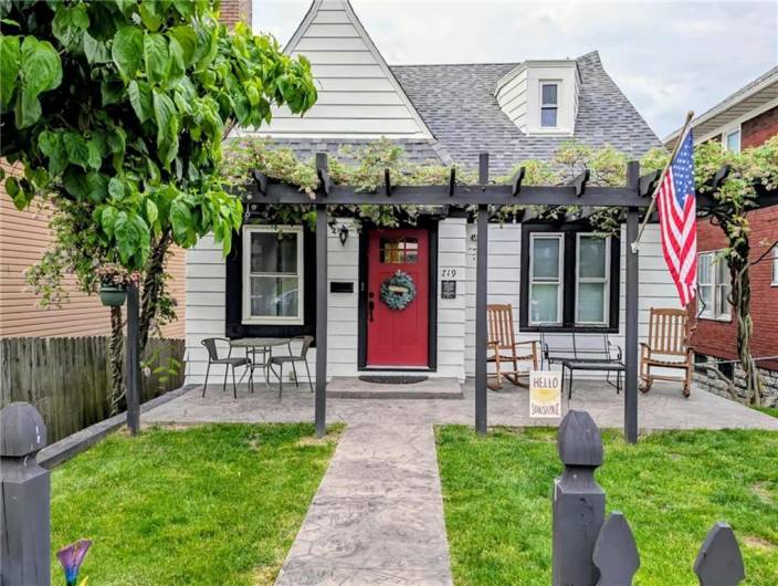719 7th Ave, Coraopolis, PA 15108, 3 Bedrooms Bedrooms, 8 Rooms Rooms,2.1 BathroomsBathrooms,Residential,For Sale,7th Ave,1711938