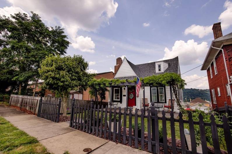 719 7th Ave, Coraopolis, PA 15108, 3 Bedrooms Bedrooms, 8 Rooms Rooms,2.1 BathroomsBathrooms,Residential,For Sale,7th Ave,1711938