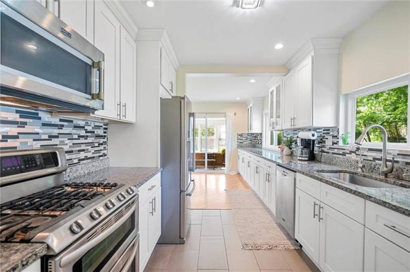 204 Glenburn Dr, Pittsburgh, PA 15236, 3 Bedrooms Bedrooms, 9 Rooms Rooms,3 BathroomsBathrooms,Residential,For Sale,Glenburn Dr,0,1711939