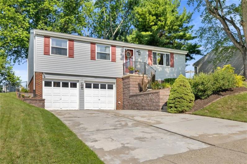 213 Glenmore Drive, Coraopolis, PA 15108, 3 Bedrooms Bedrooms, 9 Rooms Rooms,2.1 BathroomsBathrooms,Residential,For Sale,Glenmore Drive,1711966