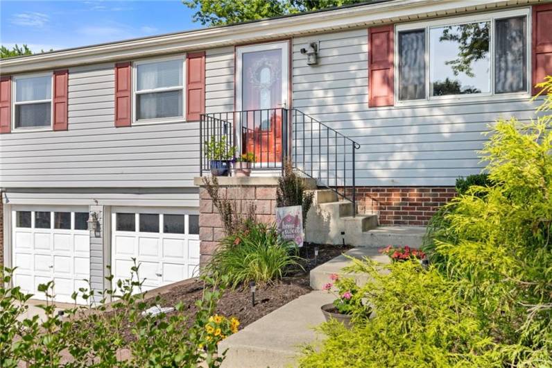 213 Glenmore Drive, Coraopolis, PA 15108, 3 Bedrooms Bedrooms, 9 Rooms Rooms,2.1 BathroomsBathrooms,Residential,For Sale,Glenmore Drive,1711966