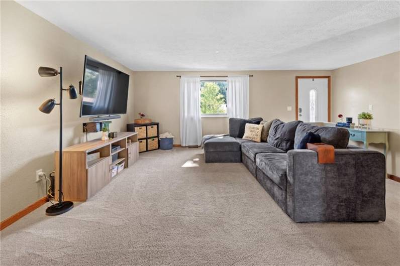 213 Glenmore Drive, Coraopolis, PA 15108, 3 Bedrooms Bedrooms, 9 Rooms Rooms,2.1 BathroomsBathrooms,Residential,For Sale,Glenmore Drive,1711966